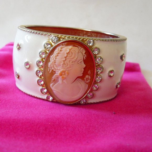 AMEDEO NYC Oval White Enamel Hinged Cuff Bangle Bracelet Size 7-1/2" - Picture 5 of 6